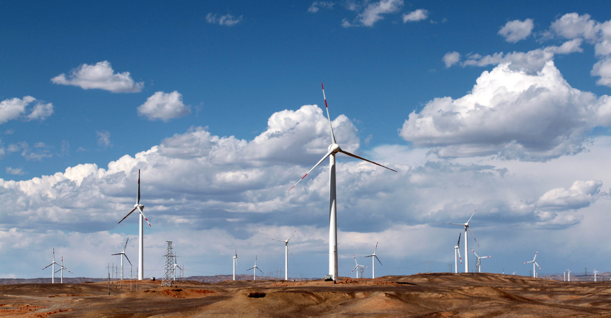 西北地区凭借优越的地理位置强劲的风力资源大量的使用着的风力发电