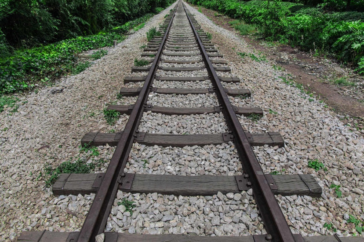 昆明黄土坡立交桥下的铁路