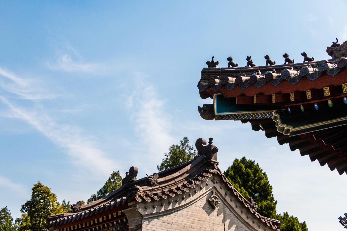 汉家宫阙动高秋