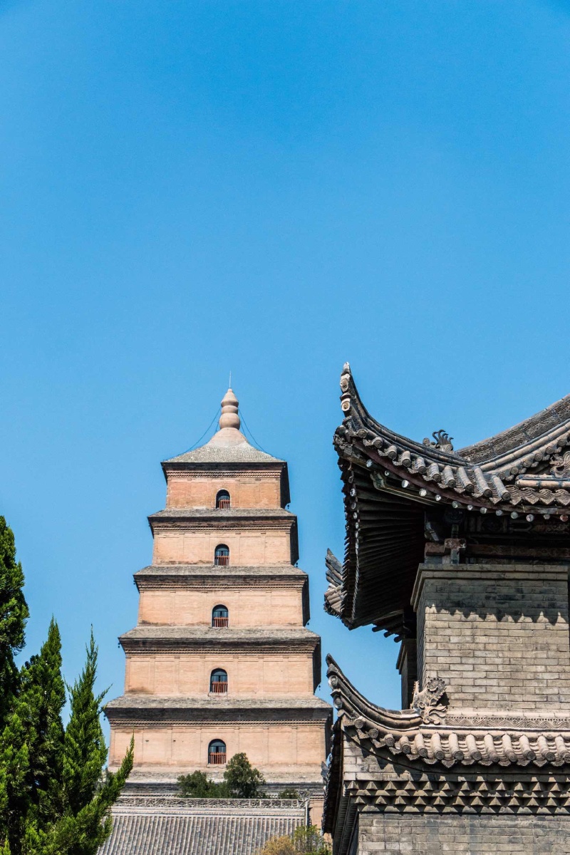 汉家宫阙动高秋