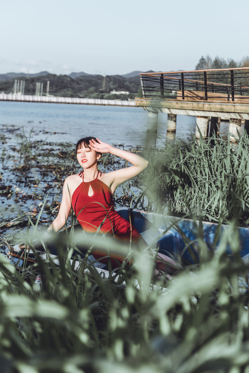 夏风缱绻湖水碧蓝阳光明媚红裙美艳在摄影师的镜头下都市丽人的妩媚