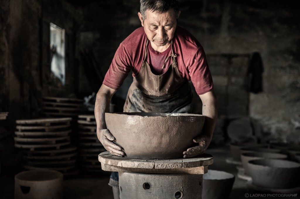 泾县琴溪村，制陶是这个村的传统产业，在这里你可以体会到最原始的制陶工艺，可以看到最古老的制作方式，触摸到最真实的制陶人的生活。琴溪陶窑主要生产缸、罐、坛等多个品种的日用陶器，这些陶器虽然外型上质朴、简单，但却折射出它特定的文化内涵和历史痕迹。<br />
历史悠久的纯手工土陶制作工艺被誉为“泥与火的艺术”，不但是一种技术、一种民间工艺，也是种文化传承。然而由于社会不断发展，轻便美观的塑料和铝制品大量进入市场，代替陶器使用，以致陶器业陷入了困境，传统的制陶业陷入无人传承的尴尬境地，陶窑村不可避免逐步走向衰落，传统陶器也日薄西山，令人惋惜。<br />
