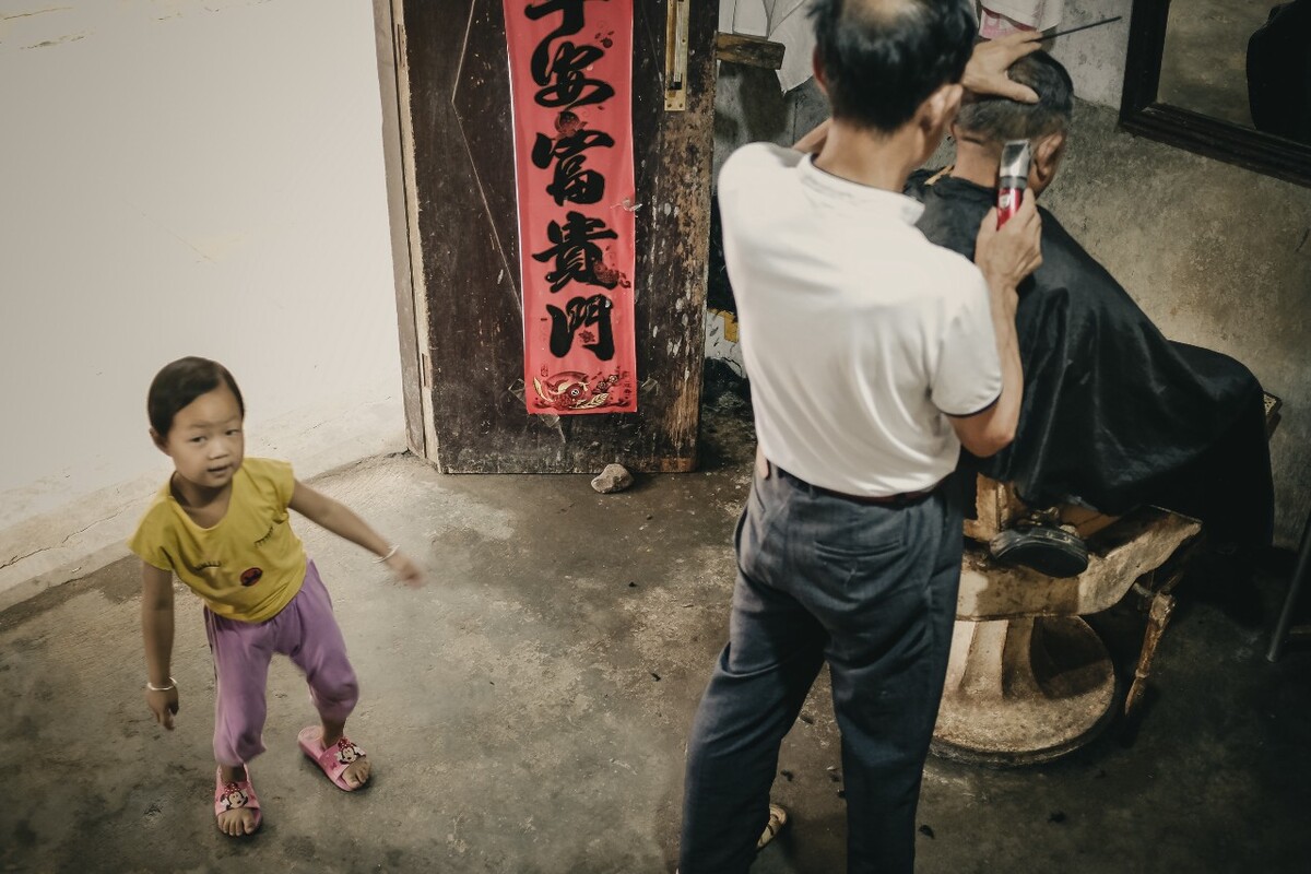 小孙女平时和父母住城里,假期时候总会来老家陪着大牛师傅,在店里嬉闹玩耍。