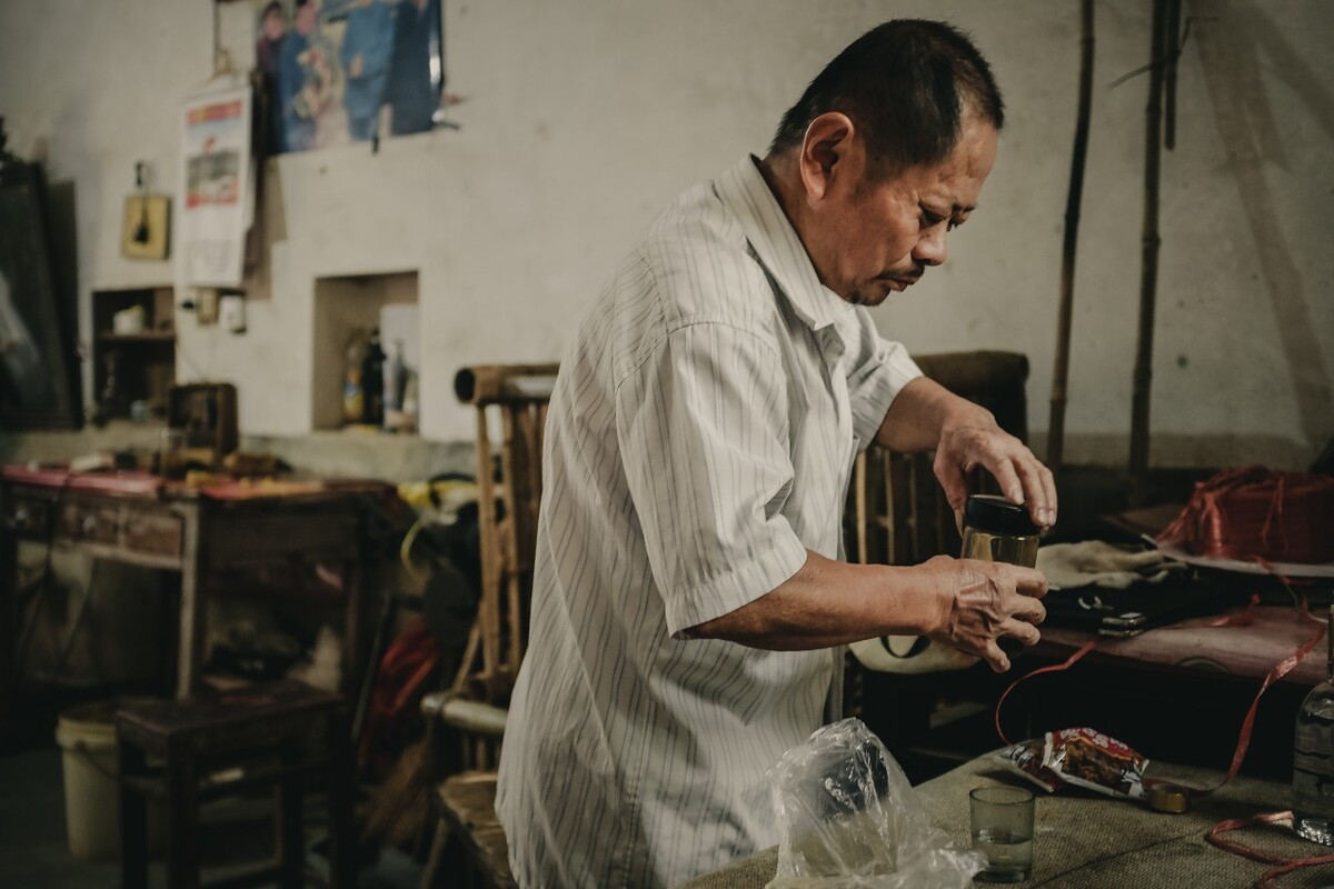 老李,理发店的常客,只要有空就在这里玩,外面人还以为他是这里的老板,这不,大清早在店里吃起了早点,顺便还搞上一杯老酒。