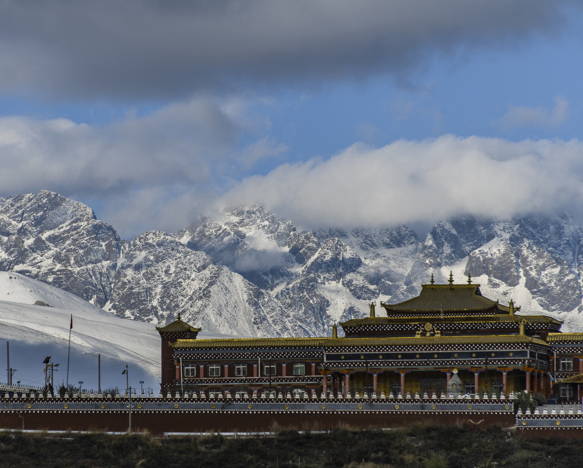 雪山下的寺庙
