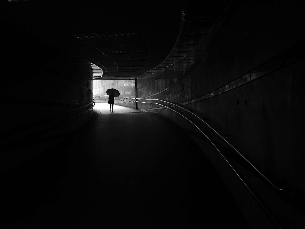 隧道出口的路人