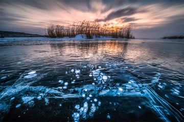 冬天北疆的冰湖.../新疆