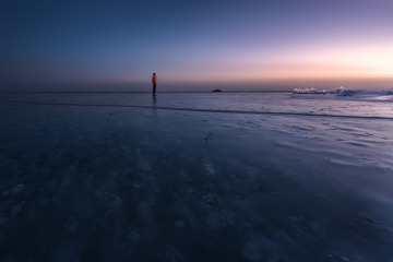 冰湖之外.../ 青海