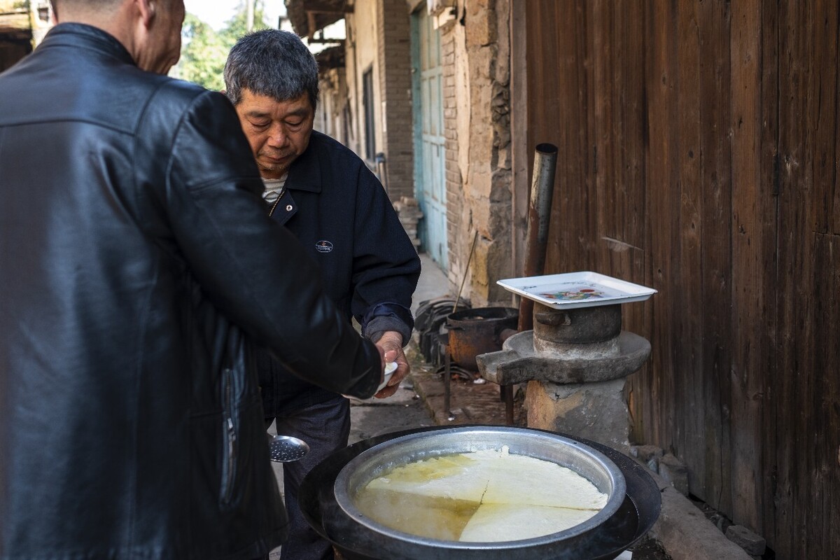 重庆铜罐驿古镇、卖豆花的人