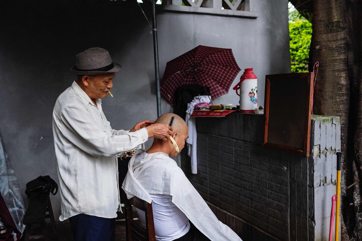 枇杷山公园的理发匠，重庆街头这样的理发方式很少了