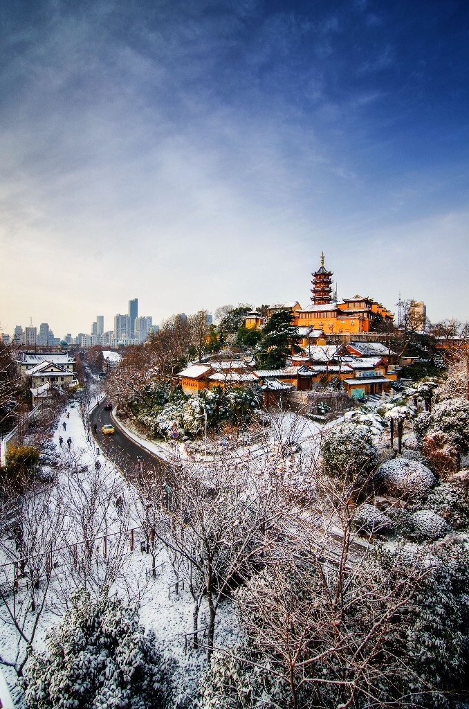 去年也差不多是这个时候，拍了一张雪后鸡鸣寺的照片。不同的是，这次南京下过雪后是一个大晴天。感谢方山车神刘总大清早把我们从江宁载到市区。