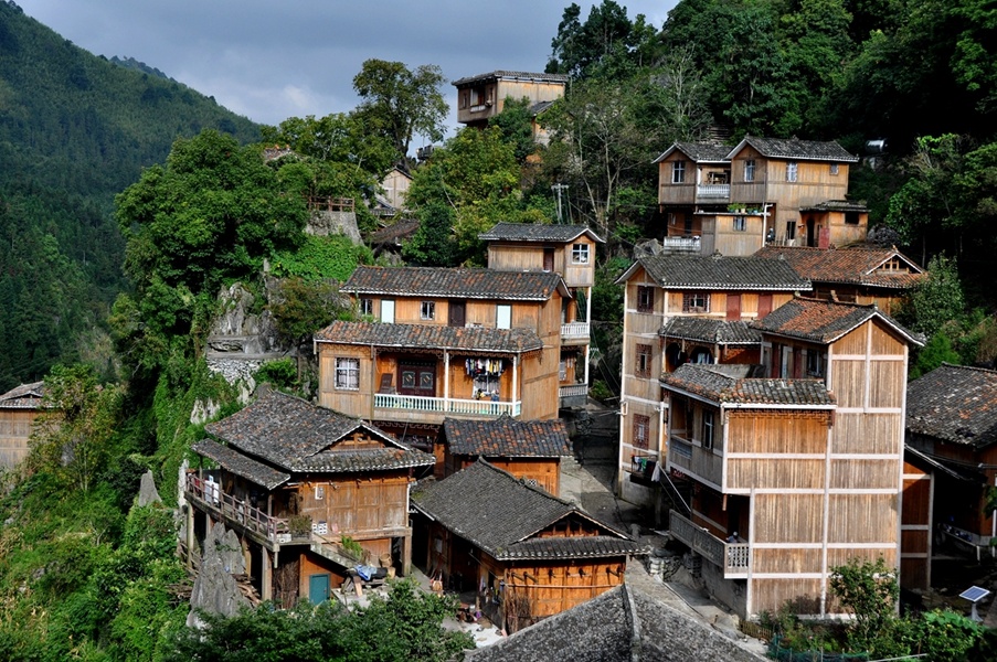 建在石崖上的村庄一广西十大醉美村落之张家苗寨