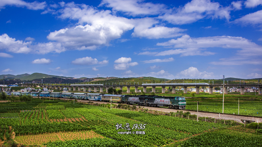 昆楚大线动车组与广大线普速列车交汇并行