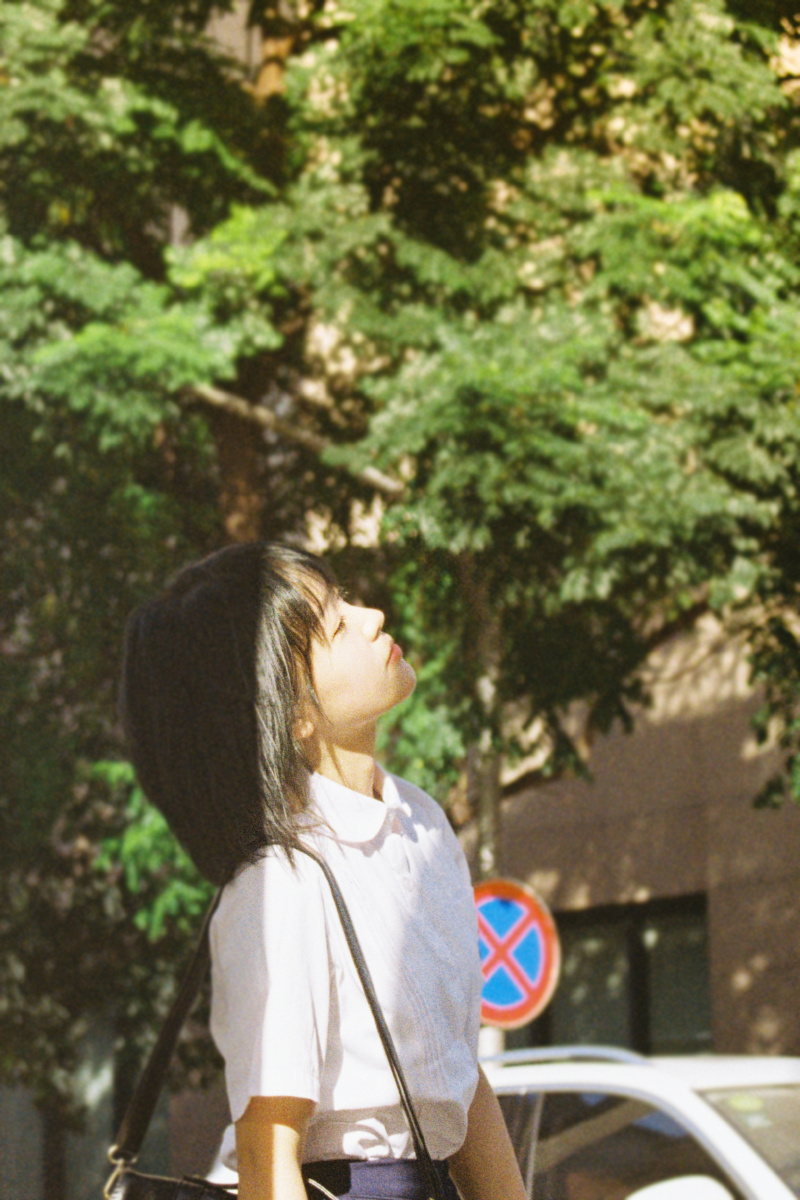 女孩的侧脸