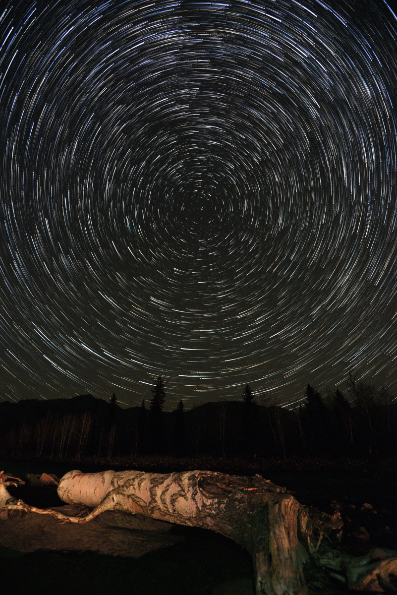 可可托海的星轨,拍摄一个小时,完成100多张照片,堆栈而成.