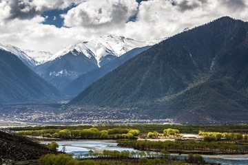 雪山脚下