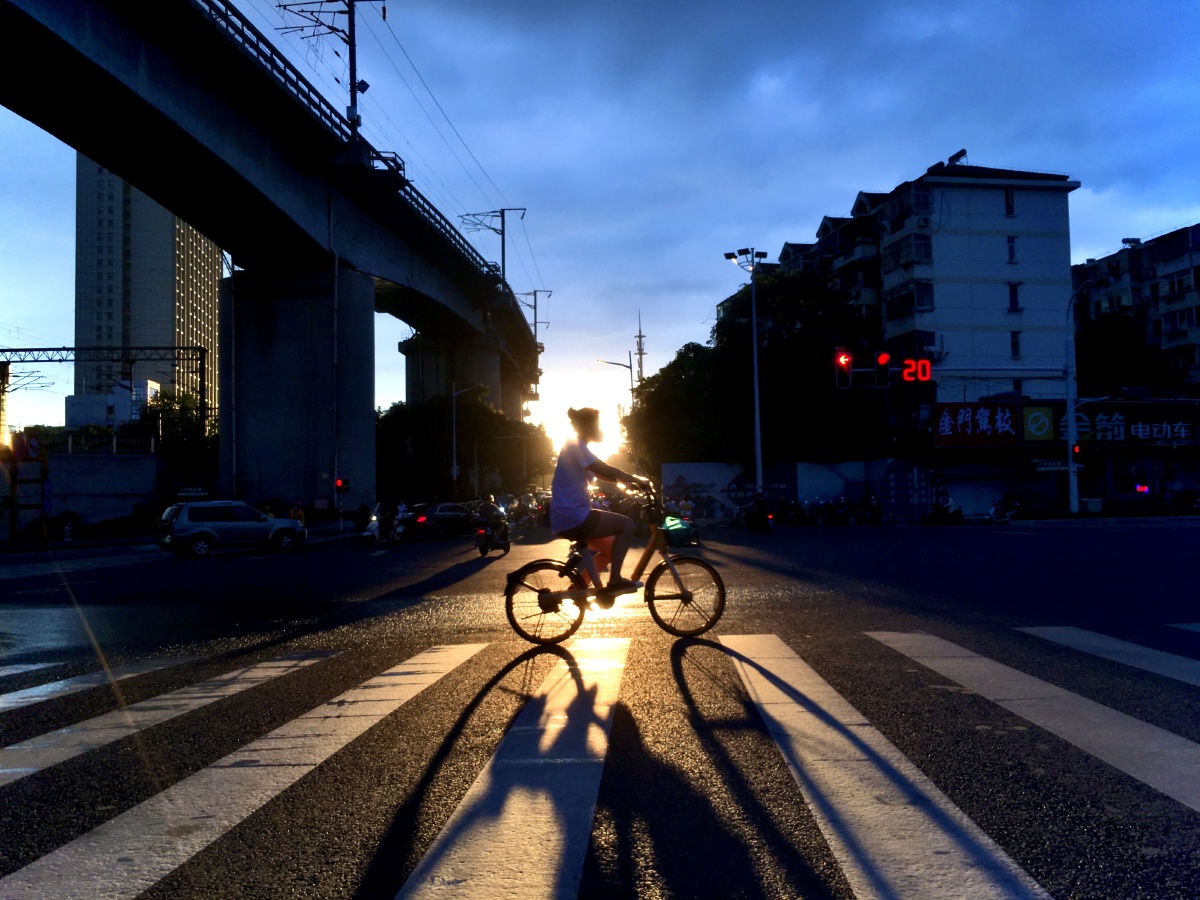 夕阳西下人晚归