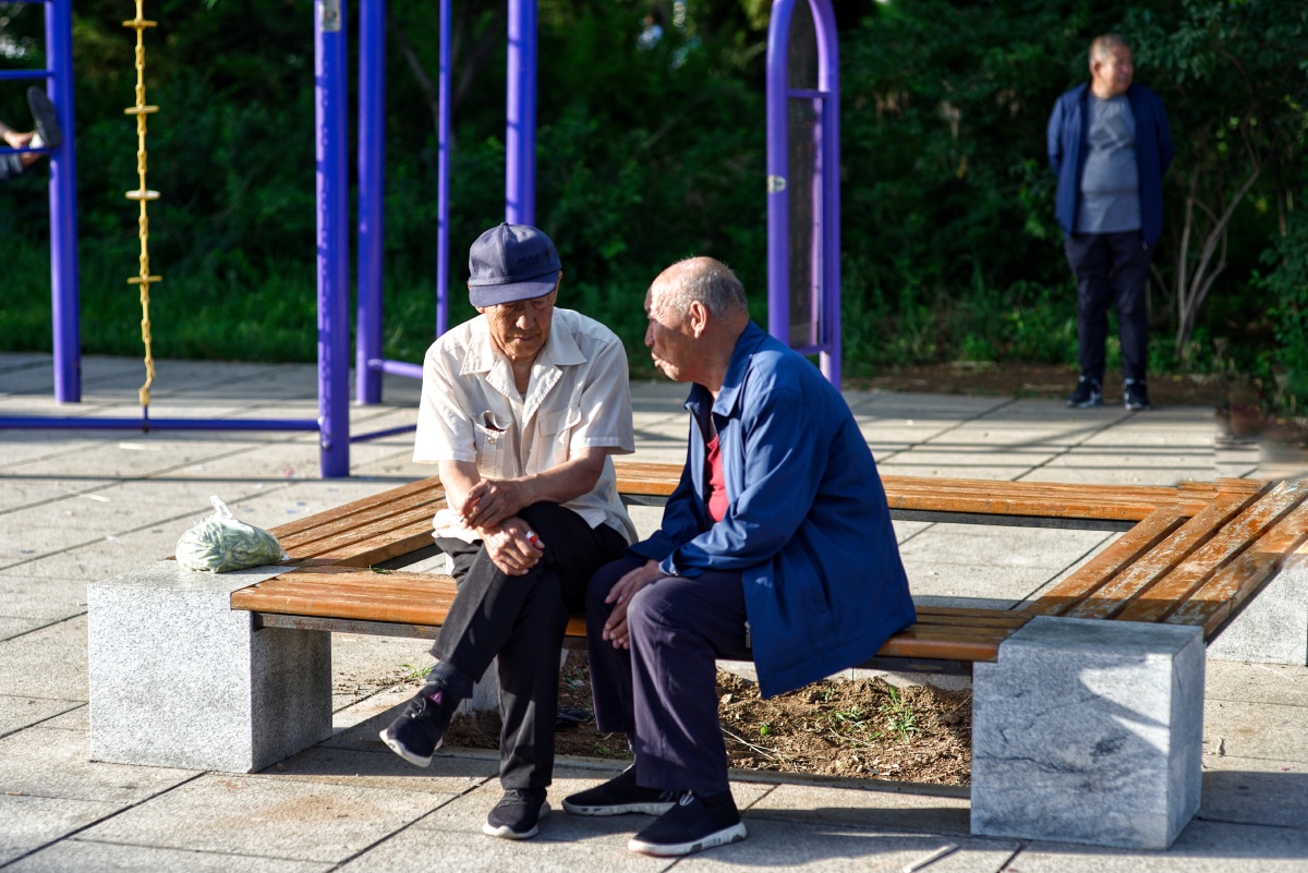 八旬老人促膝谈心遥想当年年轻气盛血气方刚如今已至暮年人生如戏你
