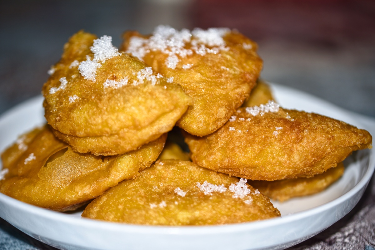 黄米糕,把黍子碾成黄米,再把黄米磨成面,即成黄米面,由黄米面做成的黄