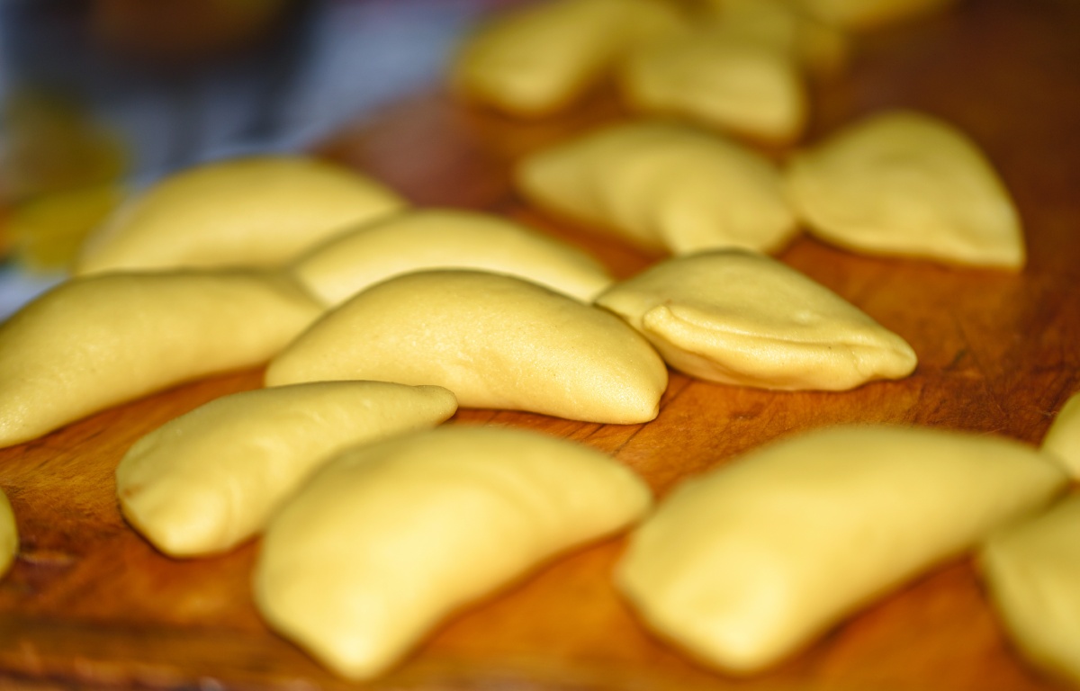 黄米糕,把黍子碾成黄米,再把黄米磨成面,即成黄米面,由黄米面做成的黄