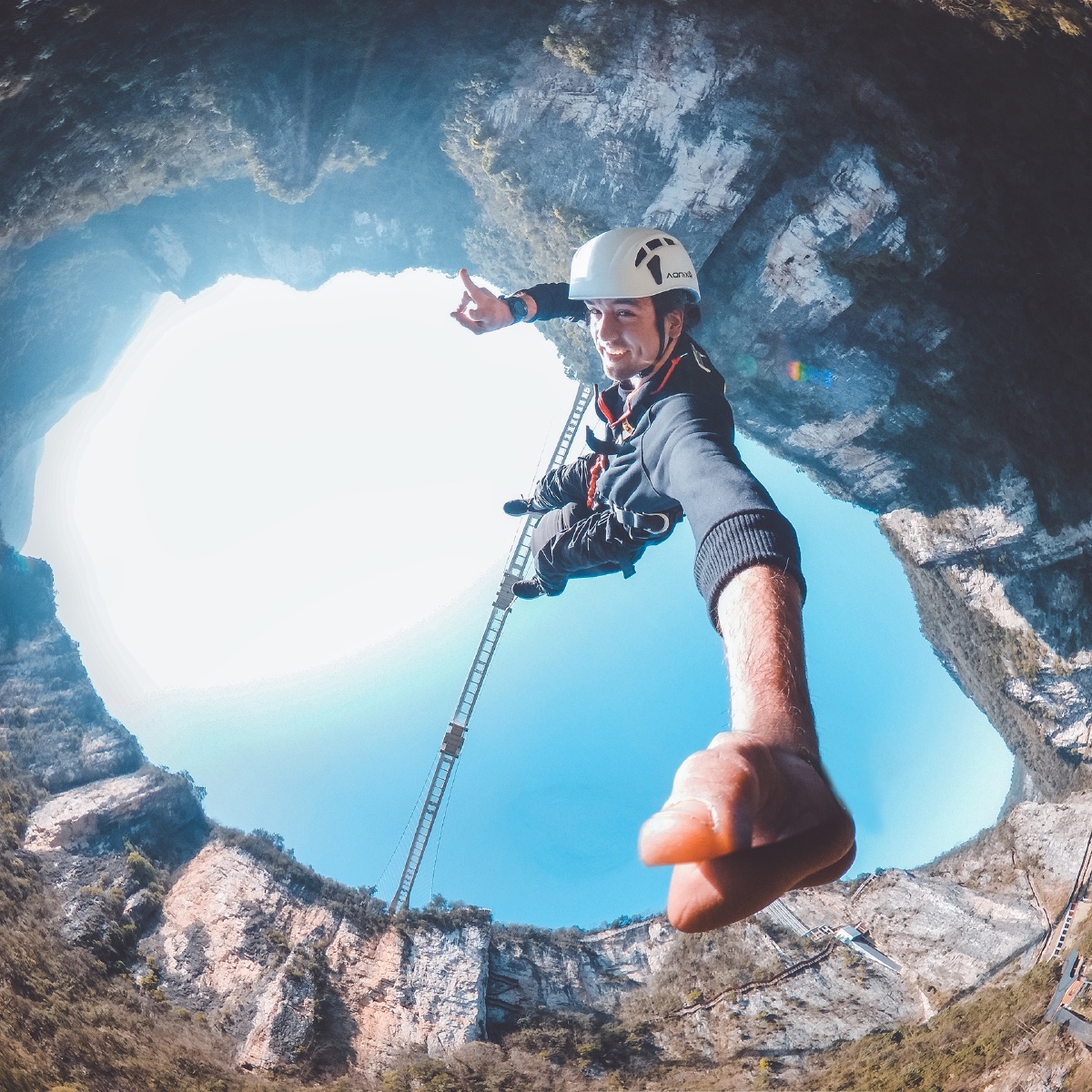 张家界大峡谷玻璃桥高空蹦极