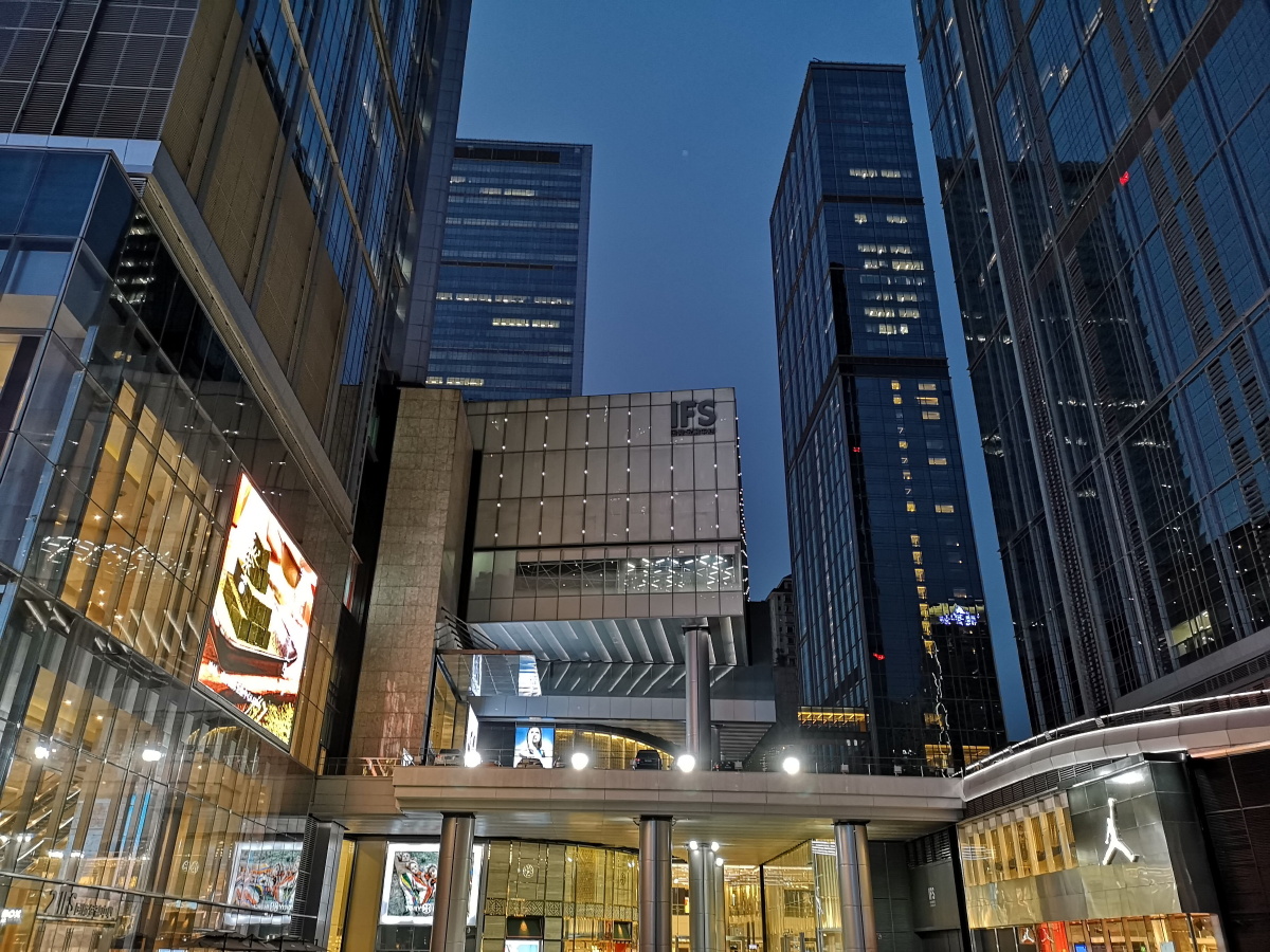 成都市时尚商圈太古里夜景手机原图