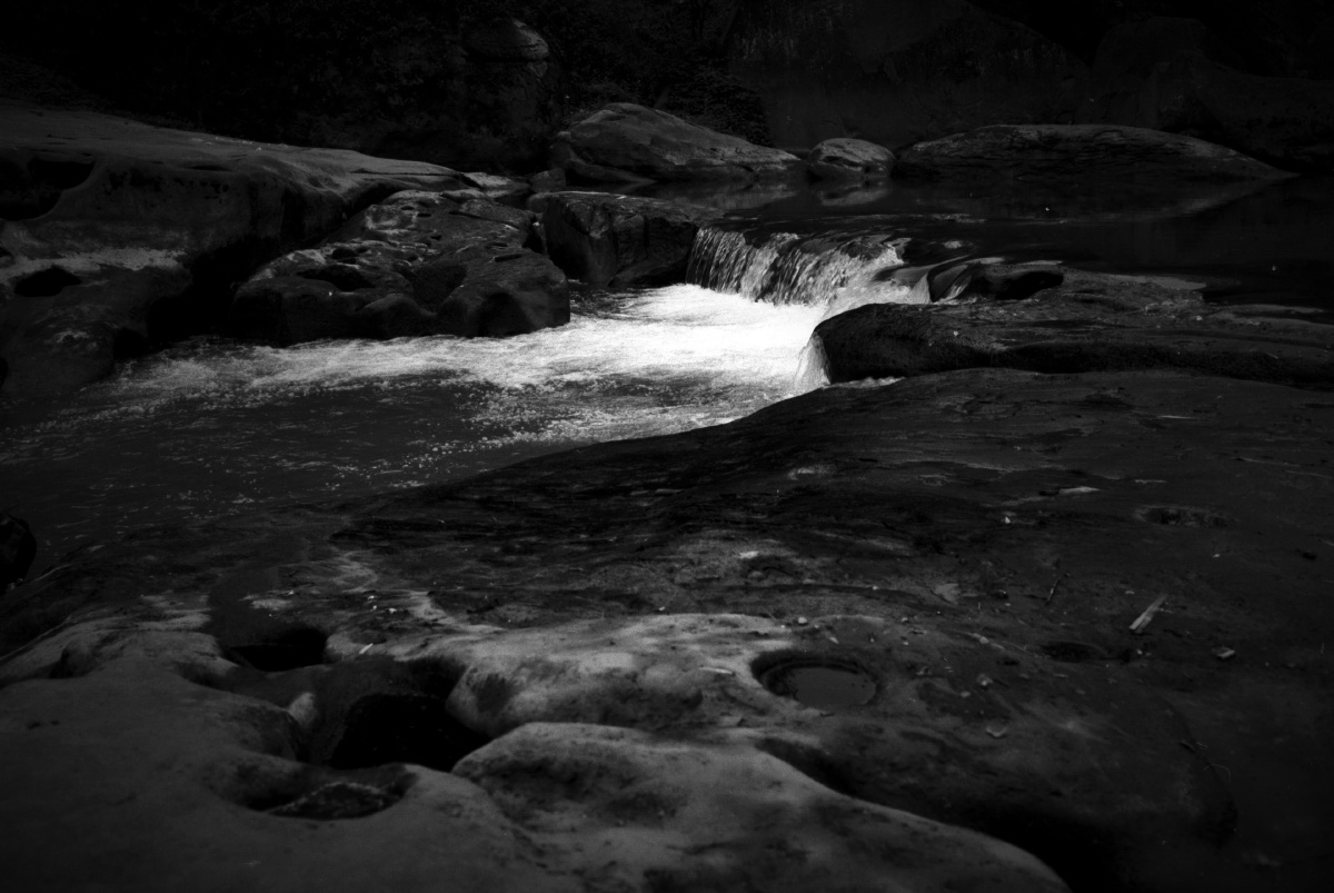 夜里伴我入梦的小溪流水.