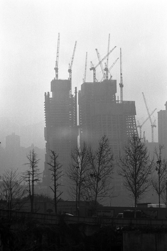 这不是电影。这里是重庆朝天门码头正在修建的城市新地标“渝之帆”。2017年春拍摄于重庆。