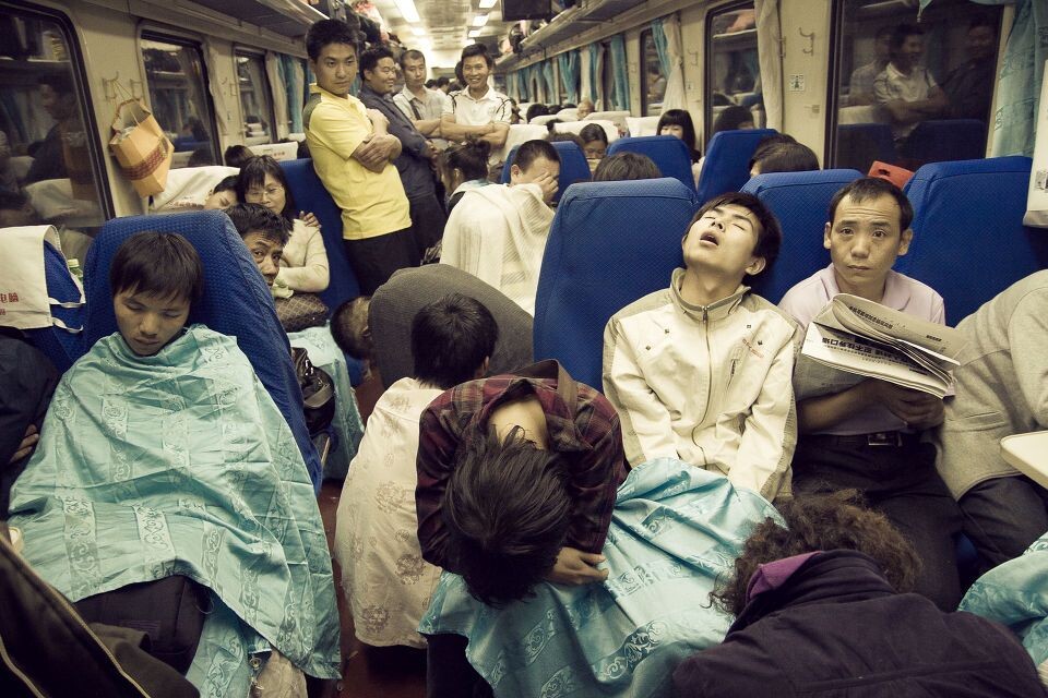 2011年6月3日.K158.北京西—湛江。<br />
车上的空调坏了，半夜被冻醒的人们，扯过窗帘盖在身上。