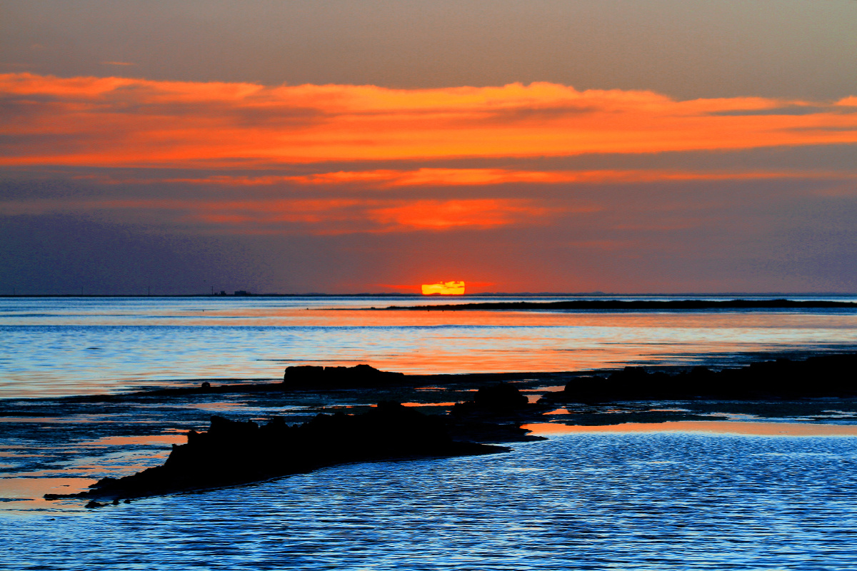 盐湖落日拍照于青海西部西吉乃尔盐湖