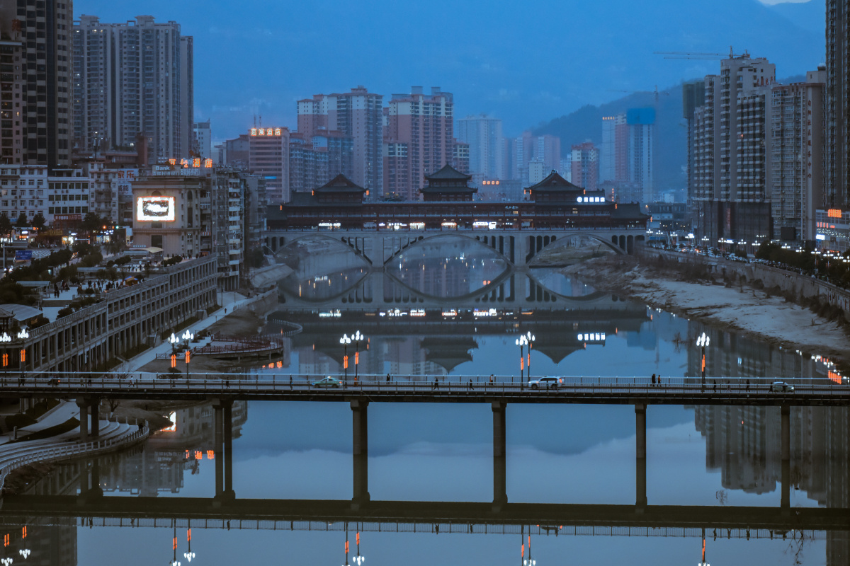 中国陕西安康旬阳的夜景