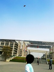正门前的广场
很少有人过来这边玩的。因为在外环，远离生活区。但正门这边的广场也超级大。那天看到有孩子在放风筝呢。