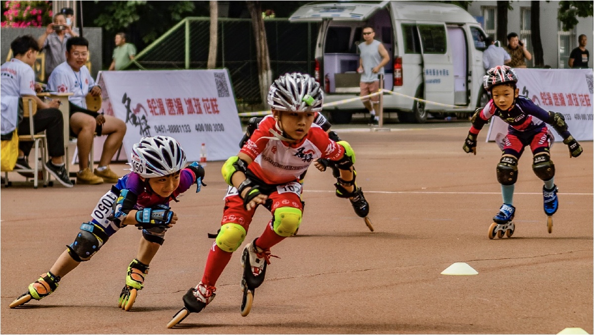 自古英雄出少年轮滑小运动员