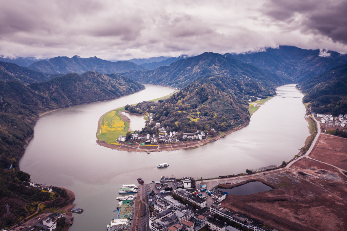 千寻练带新安水安徽歙县深渡镇新安江山水画廊治理保持新安江良好的水
