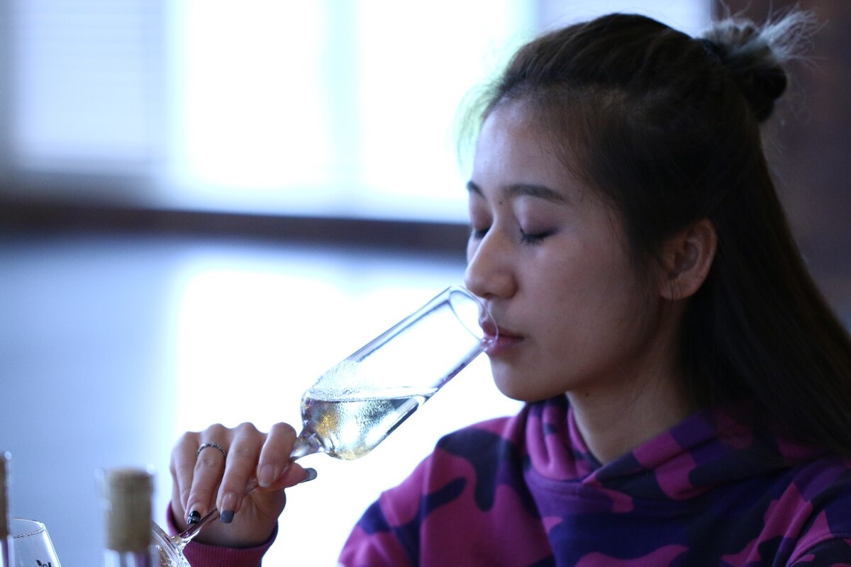 喝一杯葡萄酒，让思绪高飞！