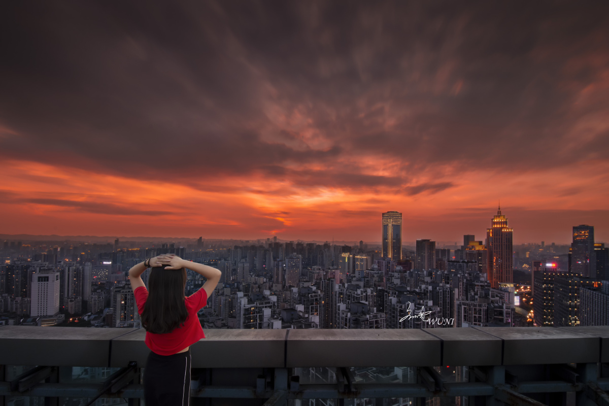 站在城市的高处 俯视着眼前一切 一人一天一座城