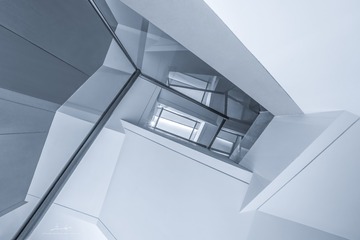 895832