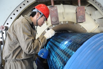 2014年10月24日，山东省邹城市，电力企业工人检查发电设备