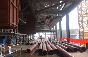 2006年6月30日，山东省邹城市，电力工程建设施工场景