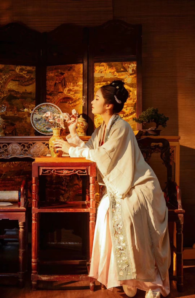 与立黄昏对镜贴花黄出镜雁丘妆造客梦锦城小曼场地流光影阁衣重回汉唐