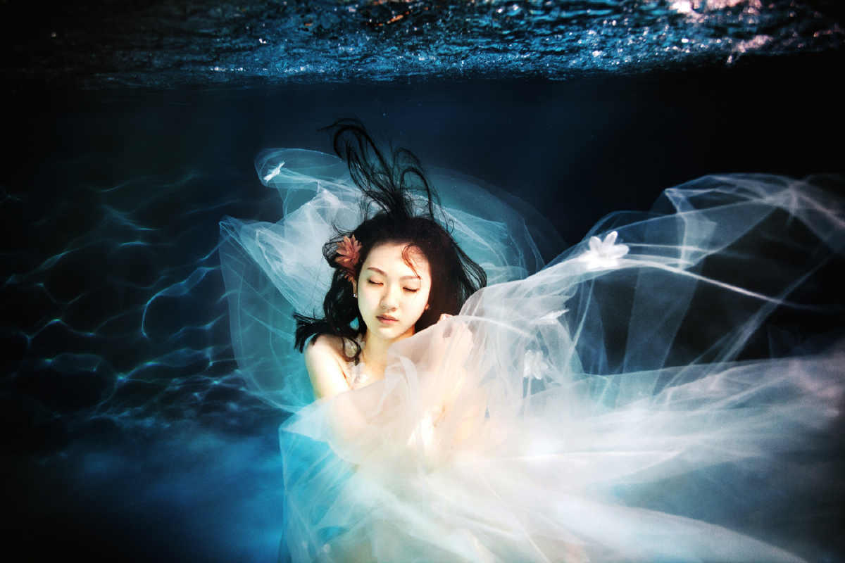 方方方水下潜入蔚蓝的海底