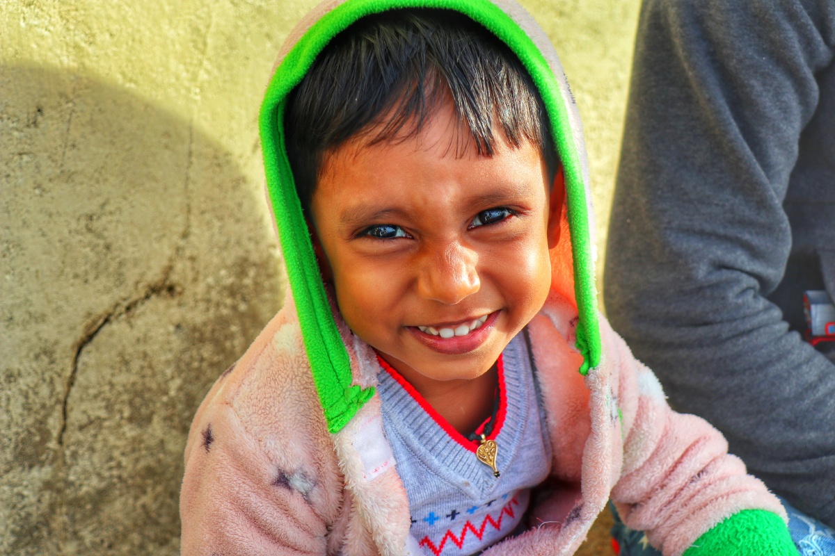 在adams peak顶峰等日出 br /> 不经意回头发现 br /> 甜甜的小姑娘