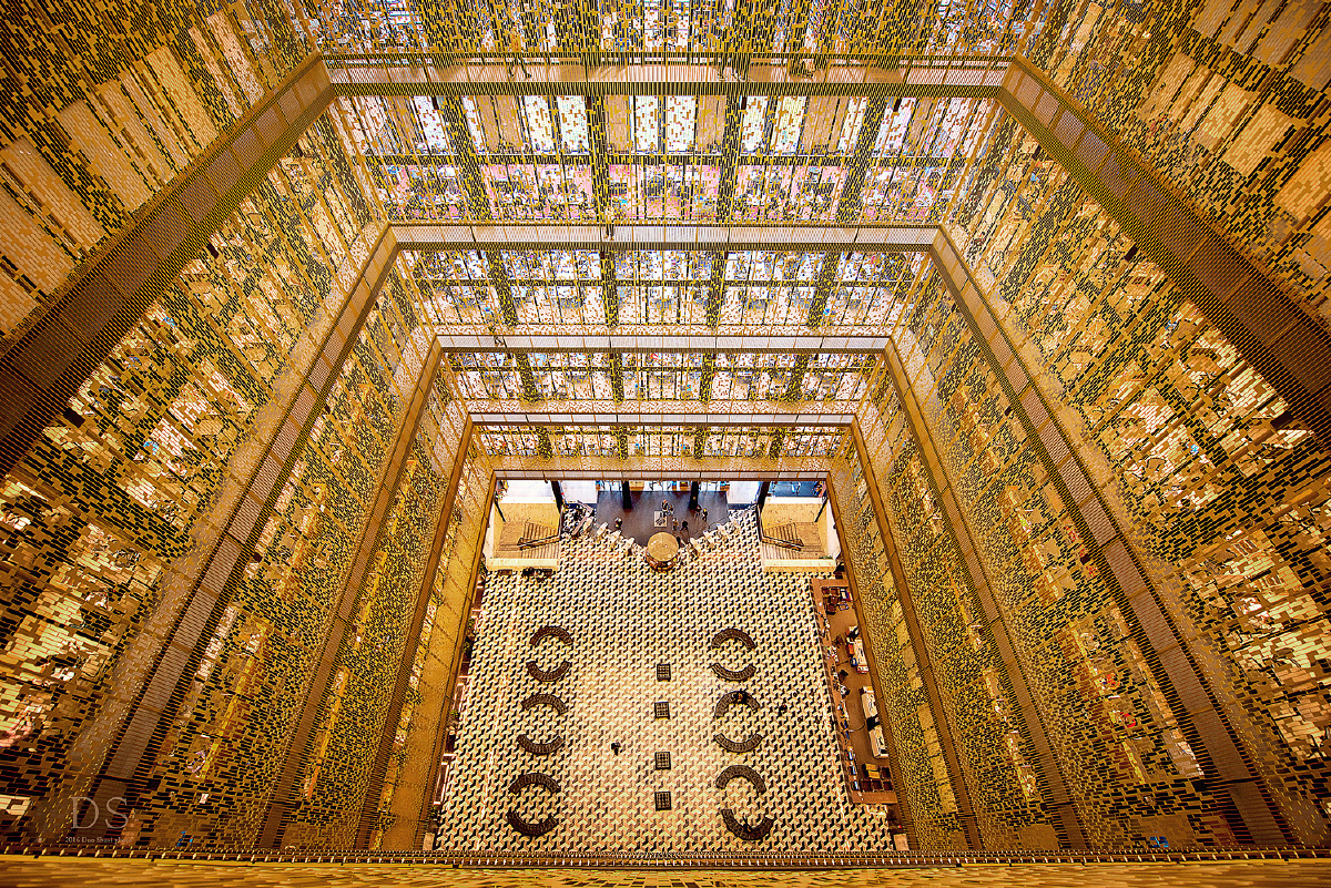 纽约大学图书馆,12层高,整个都是金碧辉煌得感觉