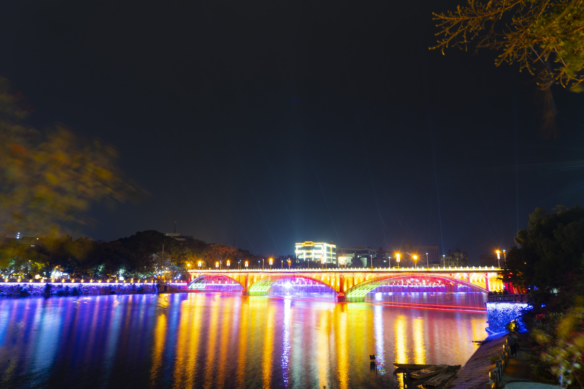 原创摄影作品美丽的圭江大桥拍这组照片的时候镜头不小心对上了激光机