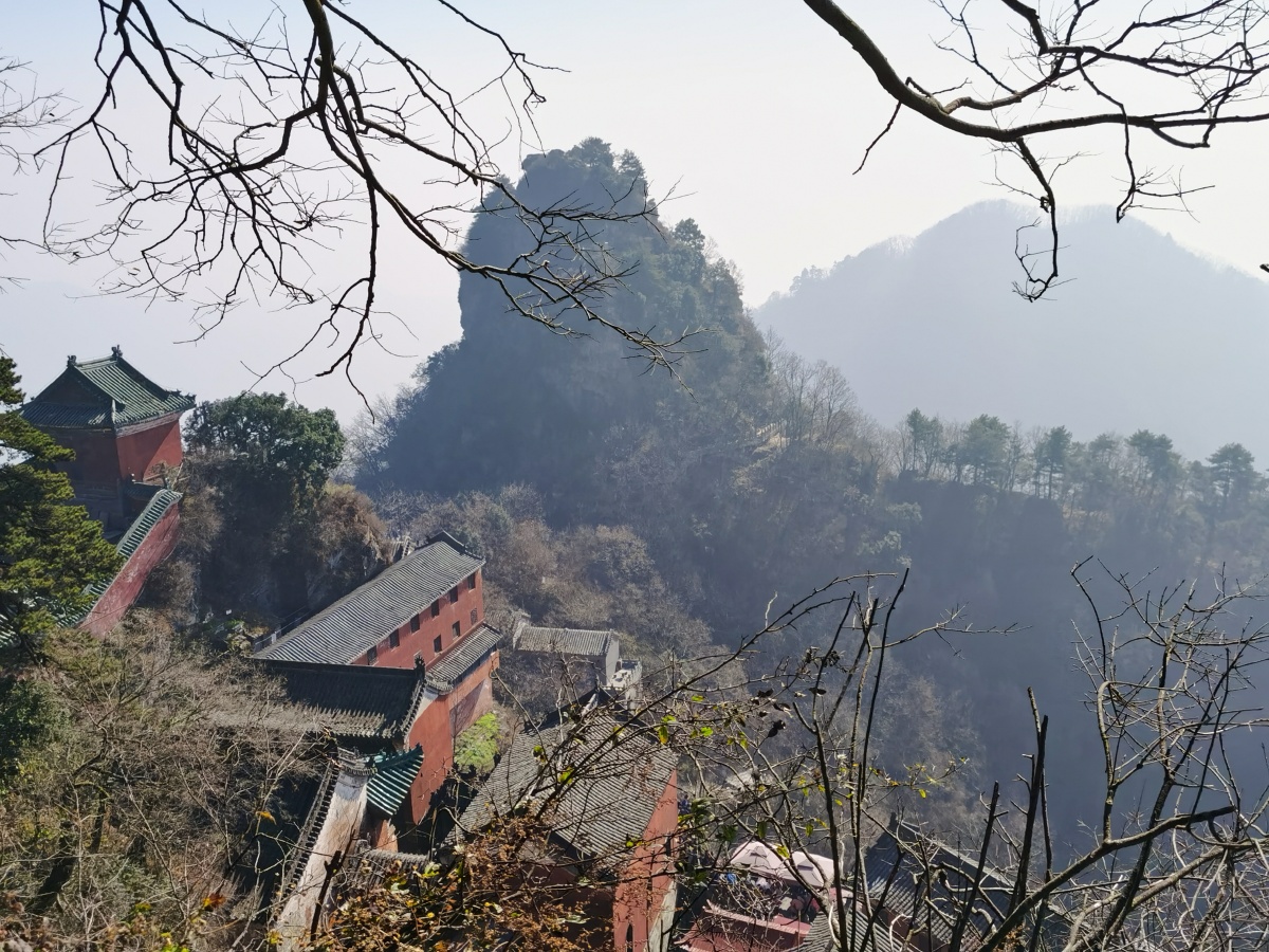 武当山最高峰灵霄宫海拔1600多米人头如织