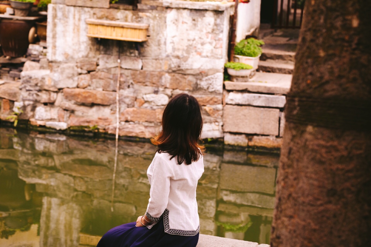 小桥流水的江南,水岸边望穿秋水的素衣女子,单其背影就足以让人动容