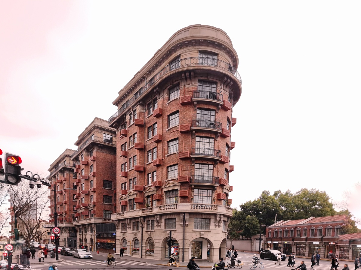这座公寓楼由法商万国储蓄会于1924年投资建造,匈牙利设计师邬达克