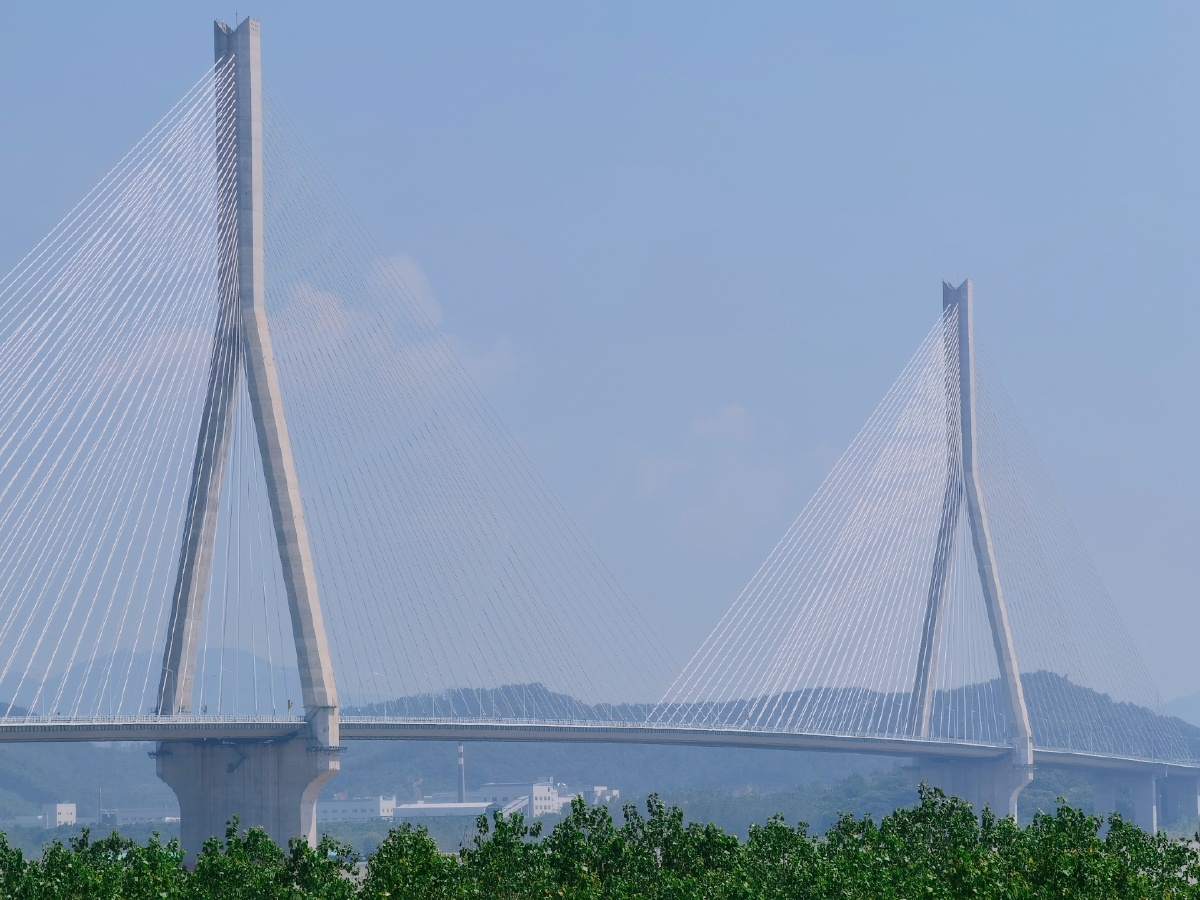 长江自西向东入八百里皖江的第一座长江大桥