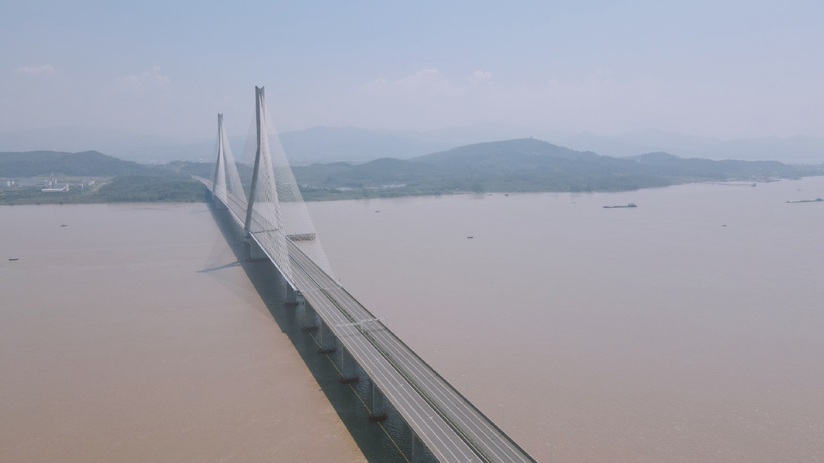 长江自西向东入八百里皖江的第一座长江大桥