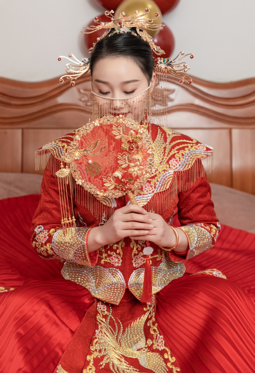 骑着高头大马的新郎,春风得意;坐着大红花轿的新娘,娇笑不语.